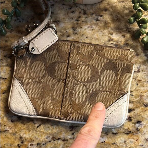 Vintage Signature C Coach Chic Brown and Cream Leather Patterned Wristlet - Picture 8 of 14